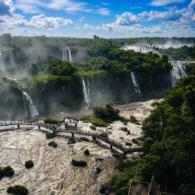 Les chutes d’Iguaçu, situées à la frontière du Brésil et de l’Argentine, près de la ville de Foz do Iguaçu, dans l’État du Paraná. Source : Barbara Ramirez. Photo de chutes et d'une rivière.