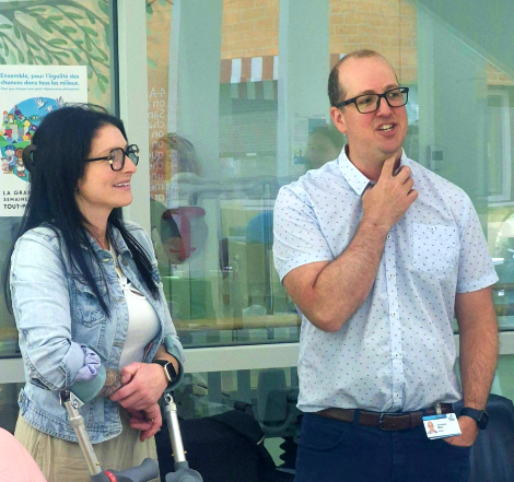 Sarah-Maude et le Dr Christian Malo, directeur médical du programme de traumatologie, ont rencontré les patient(e)s dans la cour intérieure du CMES pour faire de la sensibilisation. Source : Fondation du CHU de Québec. Photo de Sarah-Maude et du Dr Chrisitan Malo.