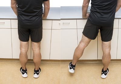 Démonstration de l'exercice 8, sur la première photo les deux pieds sont à plat et sur la deuxième photo la jambe non opérée est levée sur le côté, le corps de la personne reste bien droit, seulement la jambe bouge.