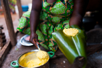 Le « foufou » est une sorte de pâte ou de bouillie qui peut être préparé avec divers aliments, comme des bananes plantain, du manioc ou, comme sur cette photo, avec du maïs. Le foufou est utilisé comme base pour la préparation de divers plats, dont des gâteaux. Source : Getty images. Bouillie de maïs servie sur une feuille de banane plantain.