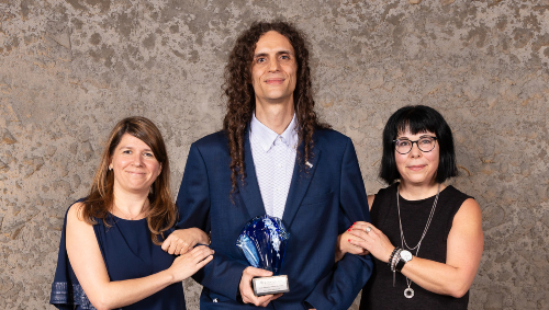 Jean-Sébastien Wong-Monfette accompagné des deux représentantes du commanditaire du prix.