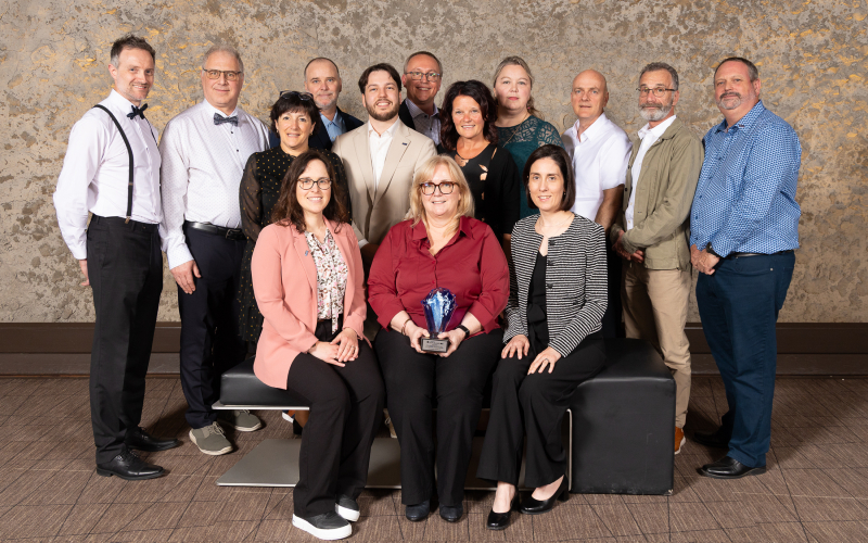 L'équipe gagnante prix Innovation en compagnie de M. Olivier Tremblay-Valin, physiothérapeute et co-propriétaire de Kinatex. L'équipe gagnante du prix Innovation.