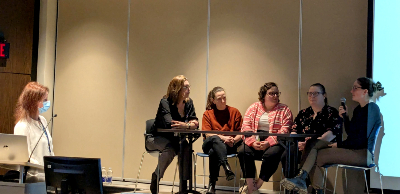 Simulation d’un atelier de co-développement. De gauche à droite : Marie Morin, conseillère en développement organisationnel; Véronique Toussaint, infirmière de pratique avancée; Annick Lamothe, AIC aux soins intensifs et inter à l’Hôpital de l’Enfant-Jésus; Fanny Gagnon-Thiboutot, infirmière clinicienne trajectoire chirurgicale; Cindy Chevarie-Lefrançois, AIC de jour en hémodialyse à L’Hôtel-Dieu de Québec; Andréanne Renaud, AIC de soir en hémodialyse à L’Hôtel-Dieu de Québec. Source : Direction des soins infirmiers. Photo des participantes à l'atelier de co-développement.