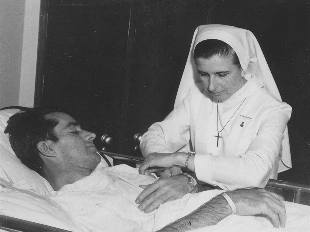 Sœur Cécile Guérard avec un patient aux soins intensifs, juillet 1967, Québec, Le Monastère des Augustines, HDQ-F5-I1,3/30_1967