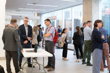 Personnes visitant les divers kiosques.