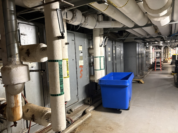 Dans ces énormes conduits de ventilation (les grandes boîtes grises) se cachent les nombreux serpentins qui permettent de climatiser les bâtiments du CHUL. Source : Service des communications. Photo d'une partie du système de climatisation du CHUL.