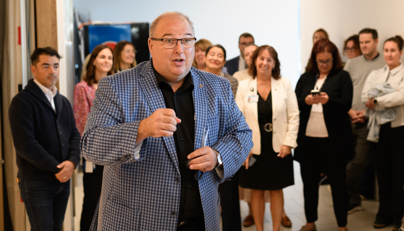 M. Martin Beaumont, président-directeur général du CHU de Québec-Université Laval, lors de l’inauguration du Café Saint-Henri. Photo de M. Martin Beaumont, président-directeur général du CHU de Québec-Université Laval, lors de l’inauguration du Café Saint-Henri.