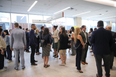 Les invités discutent.