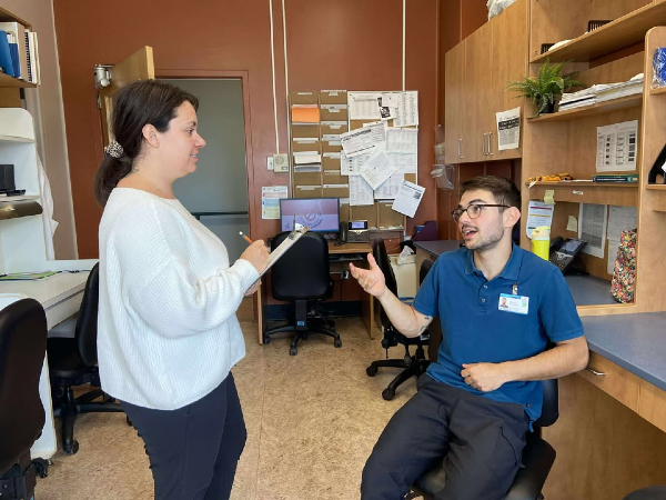 Photo de Claudie qui discute avec son collègue Gabriel Prémont.