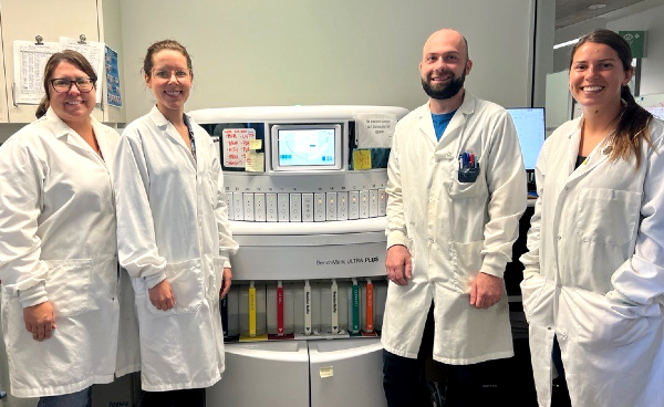 L'équipe du laboratoire de pathologie de l'Hôpital du Saint-Sacrement responsable de l'implantation des appareils Dako Omnis (Agilent) et Benchmark Ultra Plus (Roche): Katia Brisebois, Isabelle Paradis-Pelletier, Éric Jobidon et Monica Martel-Morneau. L'équipe du laboratoire de pathologie de l'Hôpital du Saint-Sacrement responsable de l'implantation des appareils Dako Omnis (Agilent) et Benchmark Ultra Plus (Roche): Katia Brisebois, Isabelle Paradis-Pelletier, Éric Jobidon et Monica Martel-Morneau.