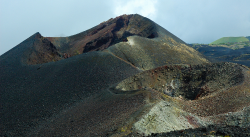 Après plusieurs éruptions au début des années 2000, le mont Cameroun avait perdu la végétation qui le couvrait. Source : Getty images. La montagne volcanique après une éruption.