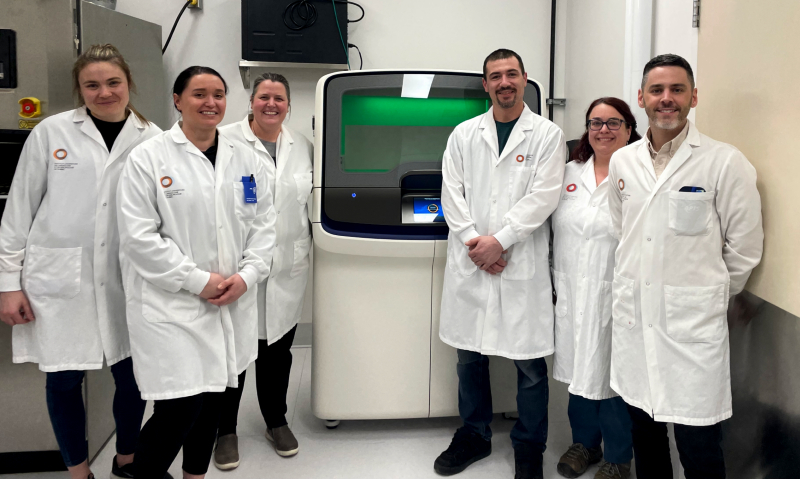 L'équipe de pathologie moléculaire à l'institut universitaire de cardiologie et de pneumologie de Québec responsable de l'implantation du Genexus : Charlène Bouchard, Laurie Picard, Céline Plourde, Jonathan Gagnon, Nathalie Bastien et Charles Frenette-Gingras. L'équipe de pathologie moléculaire à l'institut universitaire de cardiologie et de pneumologie de Québec responsable de l'implantation du Genexus : Charlène Bouchard, Laurie Picard, Céline Plourde, Jonathan Gagnon, Nathalie Bastien et Charles Frenette-Gingras.