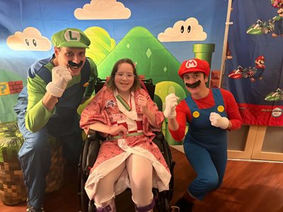 Emma accompagnée des personnages de Mario et Luigi