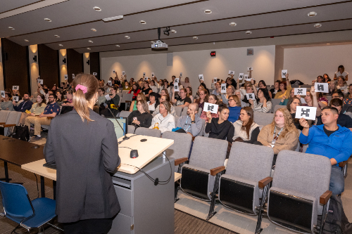 L’équipe de prévention et contrôle des infections (PCI) anime une activité interactive sur la gestion des infections.