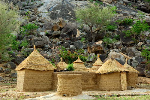 Les Mofu vivent dans la chaîne des Mandara, dans le nord du Cameroun, dans ces habitations traditionnelles faites de boue séchée. Source : Getty images. Huttes de terre et de paille.