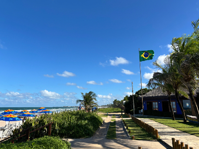 La plage de Porto de Galinhas, à Ipojuca, dans l’état de Pernambuco. Source : Barbara Ramirez. Photo d'un bord de plage.