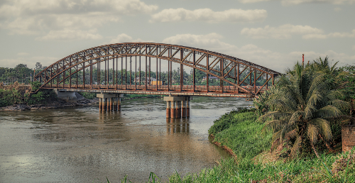 Ce pont, construit sur la rivière Sanaga à Édéa par les colons allemands, relie la région centrale du Cameroun à l’ouest du pays. Source : Getty images. Pont sur une rivière.