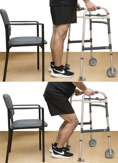 Démonstration de l'exercice 6, sur la première photo la personne est debout, elle a une marchette devant elle et une chaise derrière elle, sur la deuxième photo la personne a les genoux pliés comme pour s'asseoir, mais elle ne s'assoit pas.