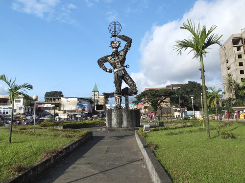 Le rond-point de Deïdo, situé au centre de Douala, est reconnaissable par la statue « La Nouvelle Liberté » de l’artiste Joseph-Francis Sumégné, créée en 1996. La statue de la Nouvelle liberté.