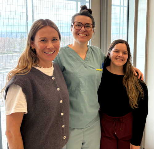 De gauche à droite : Gabrielle Carrier Noreau, physiothérapeute; Dre Joanie Pelletier, urologue; Judith Bélanger, physiothérapeute. Source : Direction de la qualité, de l’évaluation et de l’éthique. Photo de trois membres de l'équipe du Centre de référence en santé pelvienne.