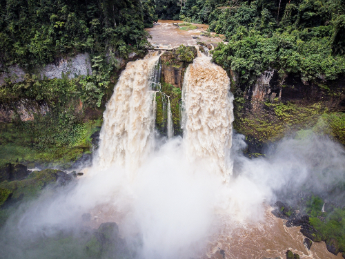 Les chutes d'Ekom Nkam sont situées au cœur de la forêt et sont d’une hauteur de 80 mètres. Source : Getty images. Chutes dans la jungle.