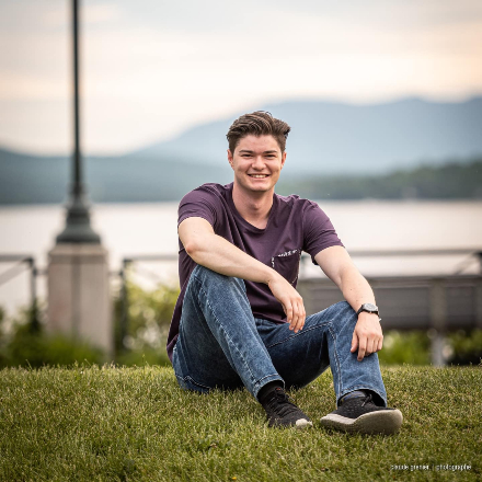 Raphaël St-Jacques au Parc des Vétérans de Lac-Mégantic. Photo : Claude Grenier, photographe. Photo de Raphaël St-Jacques.