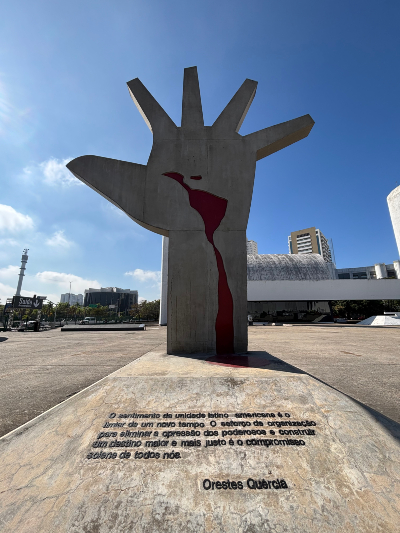 Une autre vue du Mémorial de l’Amérique latine, à São Paulo. Source : Barbara Ramirez. Photo d'une sculpture de main géante.