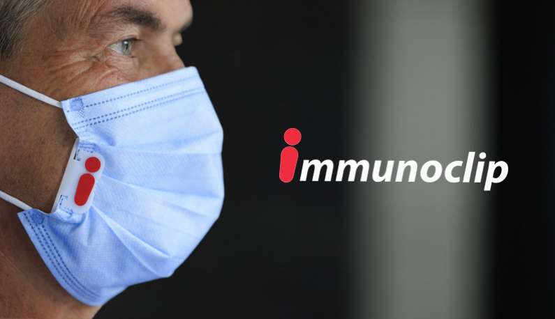 Photo présentant un Immunoclip porté sur un masque chirurgical.