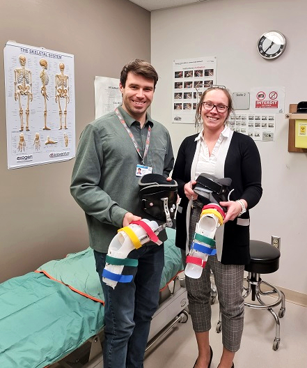 Photo des  orthopédistes Les Drs Mathieu Boulet et Patricia Larouche avec des modèles d'attelle.