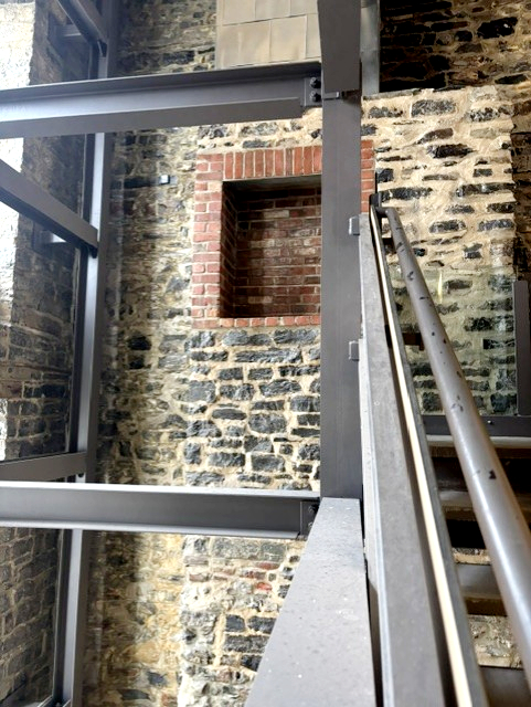 Photo du mur de pierres vu sous un autre angle.