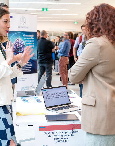 Les gestionnaires se promènent à travers les kiosques.