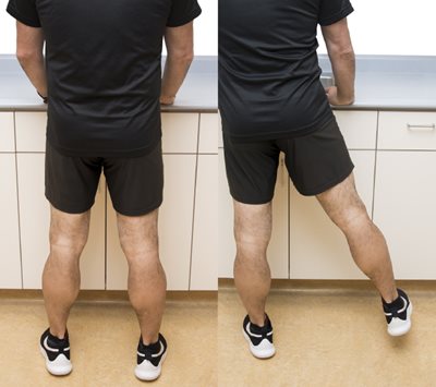 Démonstration de l'exercice 6, sur la première photo les deux pieds sont à plat et sur la deuxième photo une jambe est soulevée, le genou n'est pas plié.