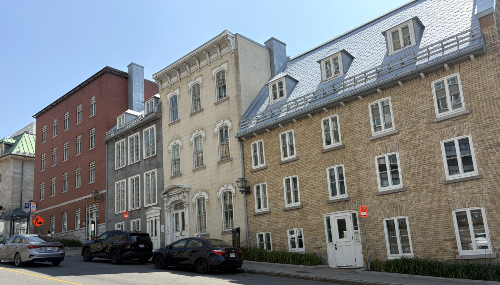 Photo de maisons dans la Côte du Palais, devant L'Hôtel-Dieu de Québec.