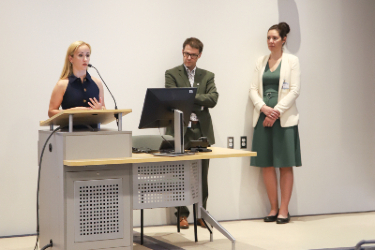 La Dre Julie de Carufel, cheffe de service ÉVAQ – Département de médecine d’urgence ouvre la présentation avec le Dr Simon Kind, directeur adjoint médical - Affaires cliniques du consortium du programme ÉVAQ, et Julie Asselin, directrice du Consortium provincial interétablissements ÉVAQ-CCPTA.