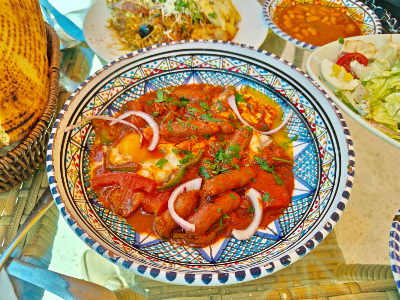 Une ojja préparée avec des merguez. Source : Getty Images. Photo d'un plat de ojja.