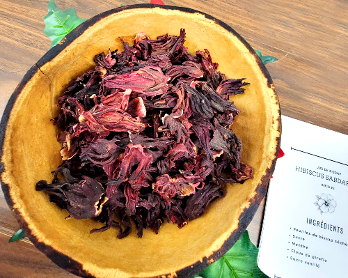 Les fleurs d’hibiscus séchées sont à la base du bissap. Source : Direction de la qualité, de l’évaluation et de l’éthique. Des fleurs d'hibiscus séchées.