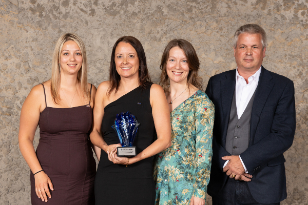 Les gagnantes du prix Soins et services cliniques - 1 en compagnie du Dr Jean Beaubien, président du CMDPSF. Les gagnantes du prix Soins et services cliniques - 1.