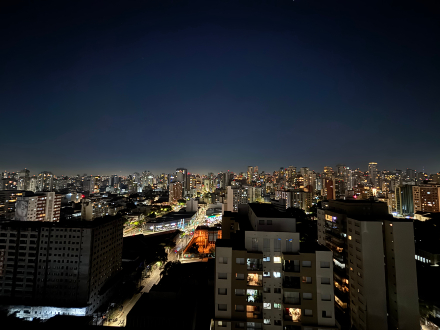 Vue nocturne du quartier Bairro da Água Branca, à São Paulo. Source : Barbara Ramirez. Vue de la ville, la nuit.