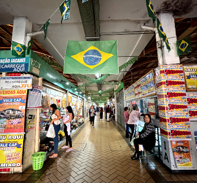 Le marché municipal de Jacaréi, dans l’état de São Paulo. Source : Barbara Ramirez. Photo d'une allée de marché public.