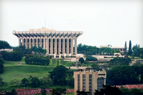 Le président de la République du Cameroun habite le Palais de l'Unité, ou palais d'Etoudi. L’édifice accueille aussi plusieurs services gouvernementaux. Source : By Borigue - Own work, CC BY-SA 3.0, https://commons.wikimedia.org/w/index.php?curid=25209517. Palais du président.