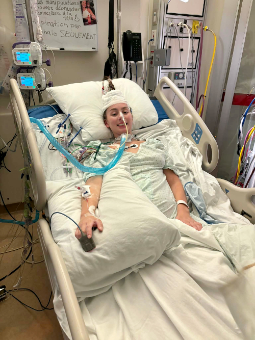 Septembre 2024 : Sofia est à l'hôpital, après avoir passé 50 jours dans le coma. Sofia dans son lit d'hôpital.
