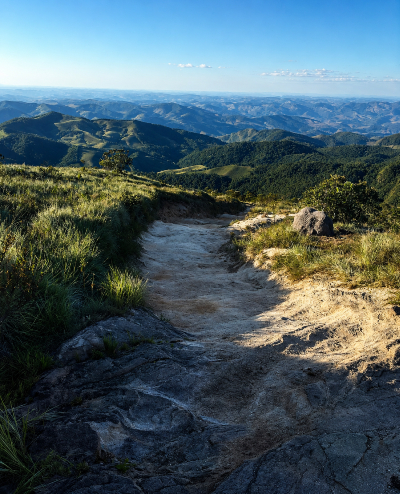 Une randonnée dans un magnifique paysage mène à la chute de Janela do Céu, à Ibitipoca, dans l’État de Minas Gerais. Source : Barbara Ramirez. Photo d'un paysage dans les montagnes.