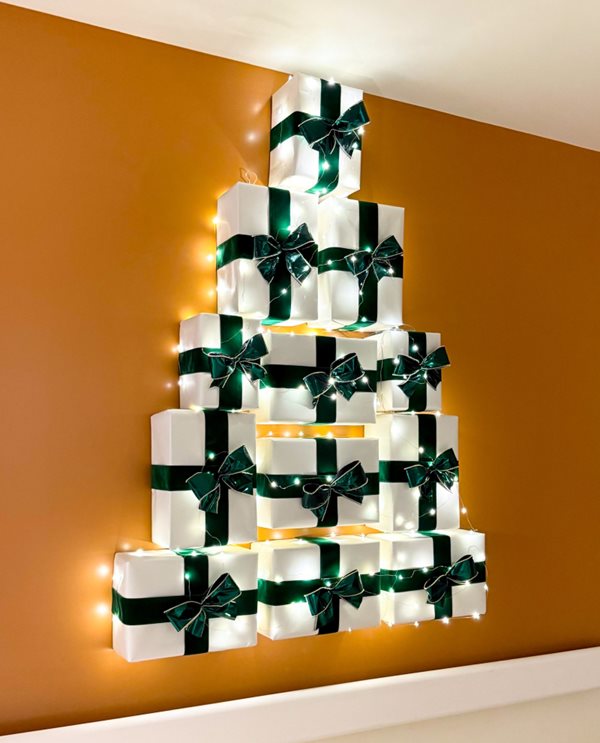 Photo d'un sapin lumineux créé par Nathalie Poirier avec des boîtes de cadeaux.