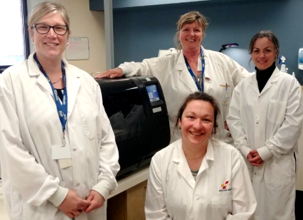 L’équipe de cytologie : Annick Labrecque, Marie-France Bourret, Mélanie Fortin et Katherine-Élisabeth Ménard. L’équipe de cytologie : Annick Labrecque, Marie-France Bourret, Mélanie Fortin et Katherine-Élisabeth Ménard.