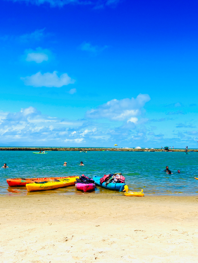 Une autre vue de la plage de Muro Alto, à Ipojuca, dans l’État de Pernambuco. Source : Barbara Ramirez. Photo d'embarcations sur la plage.