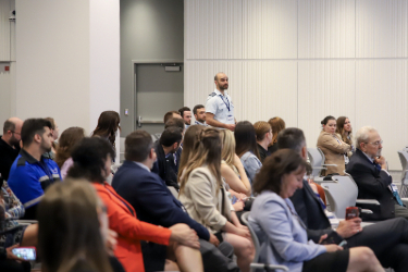 Les invités écoutent une conférence.