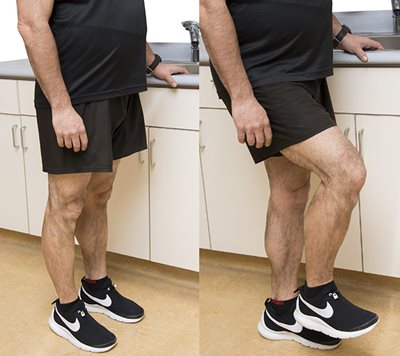 Démonstration de l'exercice 8, sur la première photo la personne à les deux pieds au sol et sur la deuxième photo elle lève le pied de la jambe opérée et son genou est plié.