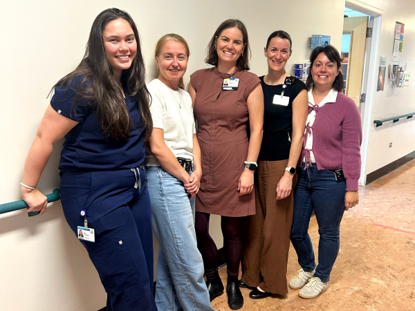L’équipe d’ergothérapeutes de L’Hôtel-Dieu de Québec. De gauche à droite : Mia Campbell, Isabelle Cantin, Sabrina Villeneuve, Sophie Massicotte, Claudie Legault. Source : Direction des services de santé et des services sociaux multidisciplinaires. Les cinq ergothérapeutes de L'HDQ.