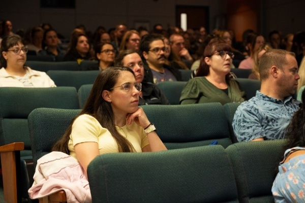 L’auditoire était attentif aux messages de Michèle et Marilyn.
