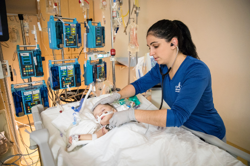 Une jeune femme prend soin d'un enfant malade.
